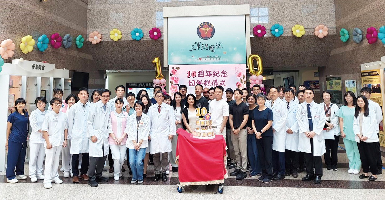 圖5醫護團隊與傷友共切蛋糕